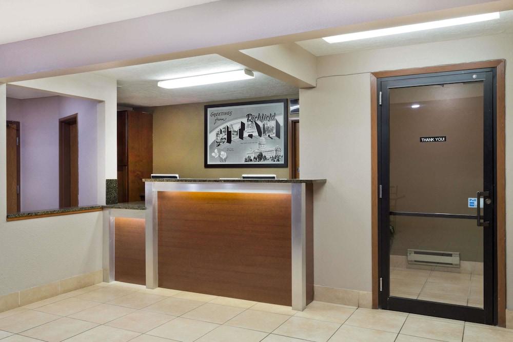 Super 8 By Wyndham Ut Hotel